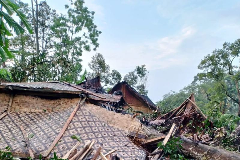 Rumah warga Badui di pedalaman Kabupaten Lebak, Banten rusak berat akibat diterjang angin puting beliung, beruntung tidak ada korban jiwa. (ANTARA/HO-Dok pribadi).