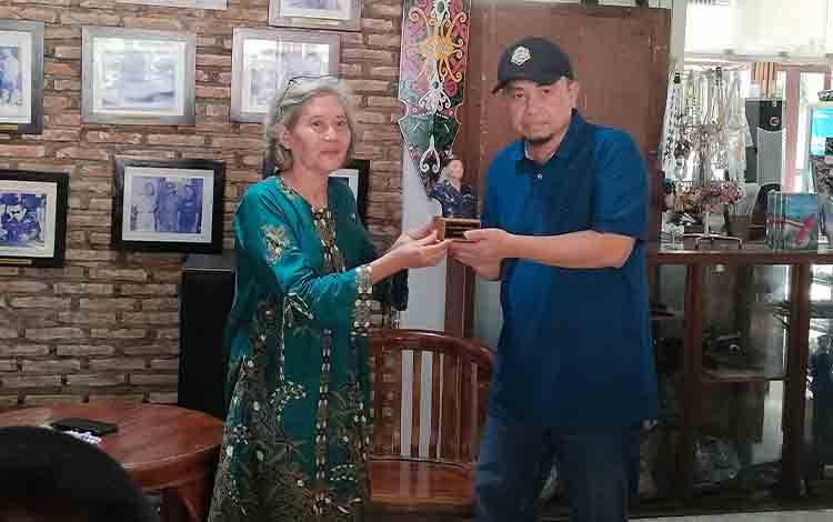 Calon Wakil Gubernur Kalteng Sri Suwanto Kunjungi Galeri Resto Tjilik Riwut