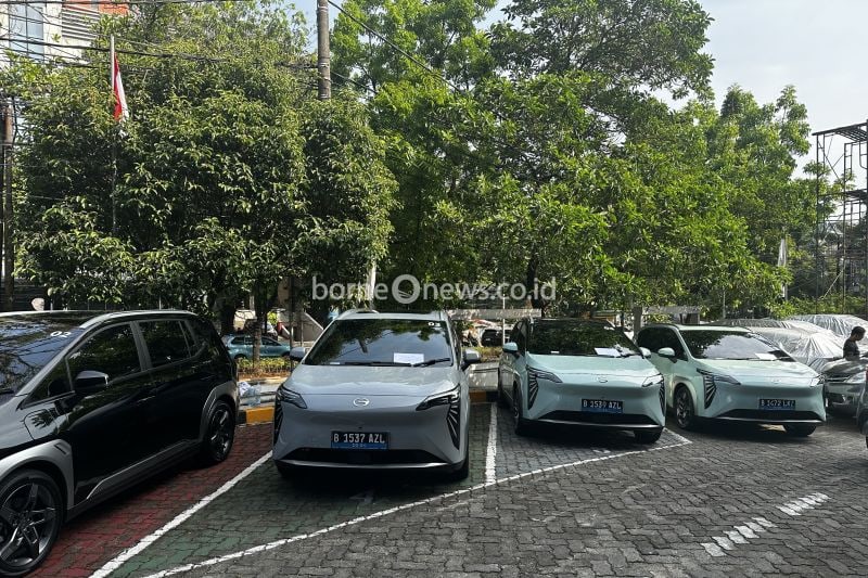 Deretan mobil listrik AION Y Plus di dealer AION Warung Buncit, Jakarta Selatan, Rabu (25/9/2024). (ANTARA/Pamela Sakina)