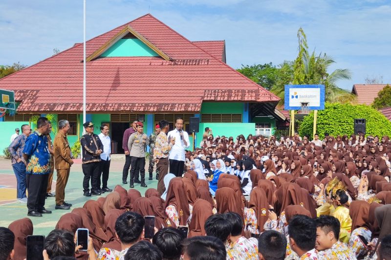 Presiden Jokowi Bagikan Sepeda kepada Siswa di SMKN 1 Tanah Grogot