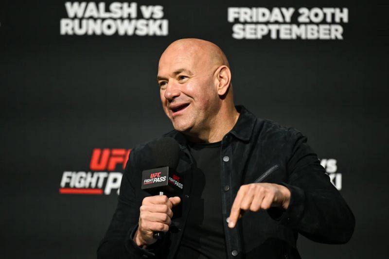 CEO Ultimate Fighting Championship (UFC) Dana White membagikan kontrak kepada lima petarung baru dalam olahraga tarung bebas terbesar di dunia UFC setelah pelaksanaan seri penantang (contender series) di UFC APEX, Las Vegas, Amerika Serikat. (ANTARA/HO-Laman MMA fighting/David Fitzgerald/Sportsfile via Getty Images)