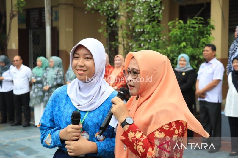 Darma Wanita Persatuan (DWP) Kota Palembang, Sumatera Selatan melakukan program keliling sekolah guna mensosialisasikan gerak mencegah bullying dan antinarkoba. (ANTARA/HO- Diskominfo Palembang)