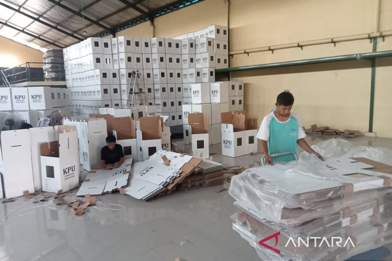 Tahapan sortir dan rangkai kotak suara dan bilik suara di gudang logistik KPU Kabupaten Bantul, Daerah Istimewa Yogyakarta, Kamis (26/9/2024). ANTARA/Hery Sidik
