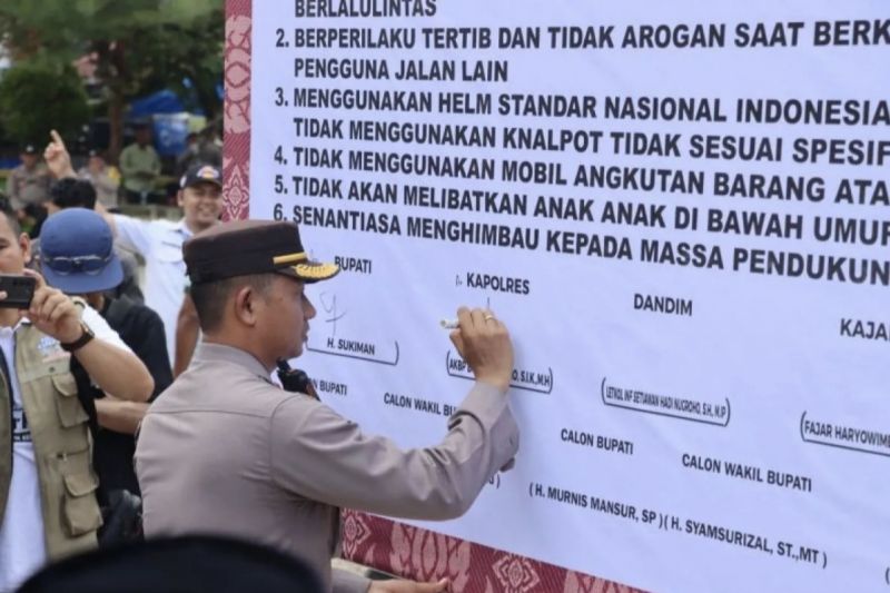 Wakapolres Rohul Kompol Rahmat Hidayat saya menandatangani deklarasi kampanye yang berkeselamatan. (ANTARA/HO-Polres Rokan Hulu)