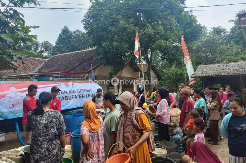 Relawan Tagana Kabupaten Lebak salurkan air bersih kepada masyarakat akibat kemarau yang berkepanjangan hingga menimbulkan kekeringan. (ANTARA/Mansyur)