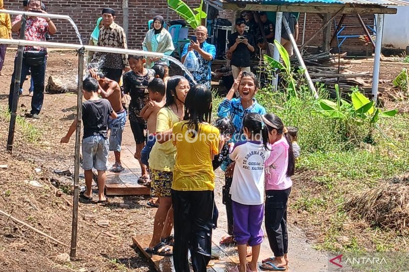 Anak-anak Desa Gandon, Kecamatan Kaloran, Kabupaten Temanggung mandi dan menikmati aliran air dari sumur bor yang diresmikan hari ini oleh TNI AD-BKKBN dalam rangka memperingati Hari Kontrasepsi Sedunia dan Hari Ulang Tahun (HUT) Ke-79 TNI AD pada Kamis (26/9/2027). (ANTARA/Lintang Budiyanti Prameswari)