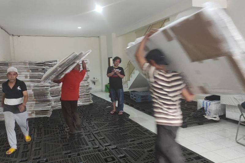 Pekerja sedang memindahkan logistik pemilu di Kantor KPU Jakarta Utara. ANTARA/HO KPU Jakut