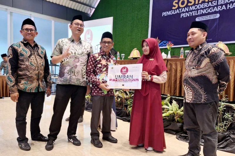 Kepala Kanwil Kemenag Sulsel Muh Tonang saat memberikan bonus paket umrah kepada qari'ah juara MTQ Nasional XXX di Samarinda, Kalimantan Timur, Kamis (26/9/2024). ANTARA/HO/Kemenag Sulsel