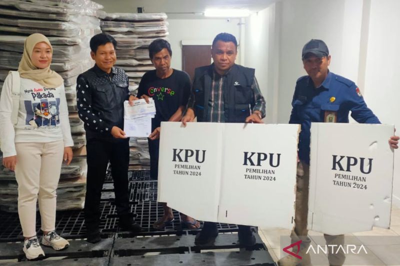 Komisi Pemilihan Umum (KPU) Jakarta Pusat menerima ribuan logistik pemilu mulai dari kotak suara, bilik suara, segel kertas, dan segel plastik di Jalan Angkasa, Kemayoran, Jakarta Pusat, Rabu (25/9/2024). ANTARA/HO-KPU Jakarta Pusat