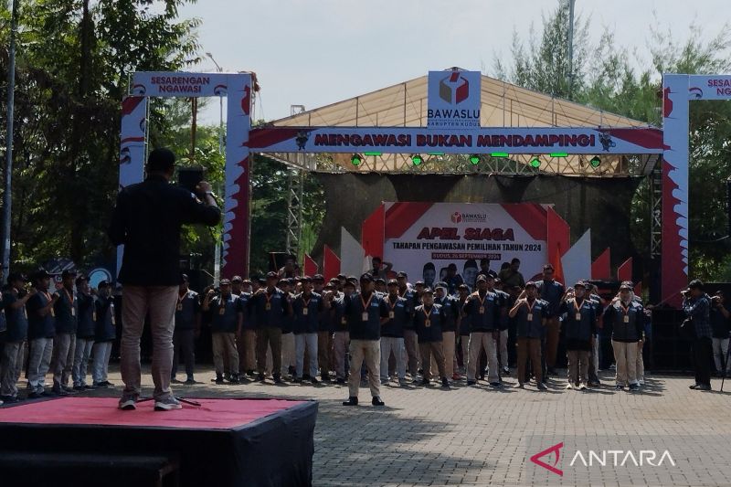 Ketua Bawaslu Kabupaten Kudus Moh Wahibul Minan saat Apel Siaga Tahapan Pengawasan Pilkada 2024 di Balai Jagong Kudus, Jawa Tengah, Kamis (26/9/2024). ANTARA/Akhmad Nazaruddin Lathif