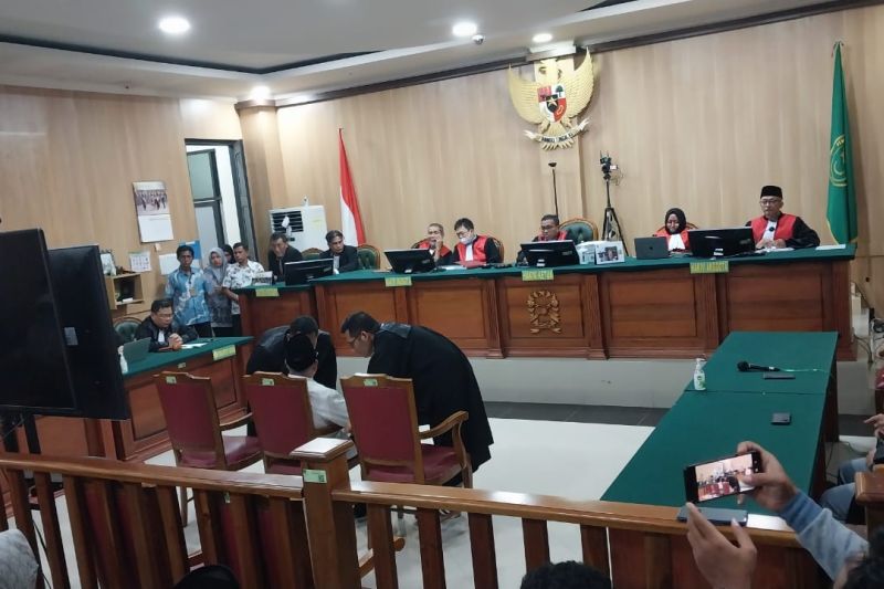 Terdakwa Abdul Gani Kasuba (AGK) sedang berdiskusi dengan Penasehat Hukum usai putusan PN dalam kasus suap dan gratifikasi di lingkup Pemprov Malut, Kamis (26/9/2024). ANTARA/Abdul Fatah (Abdul Fatah)