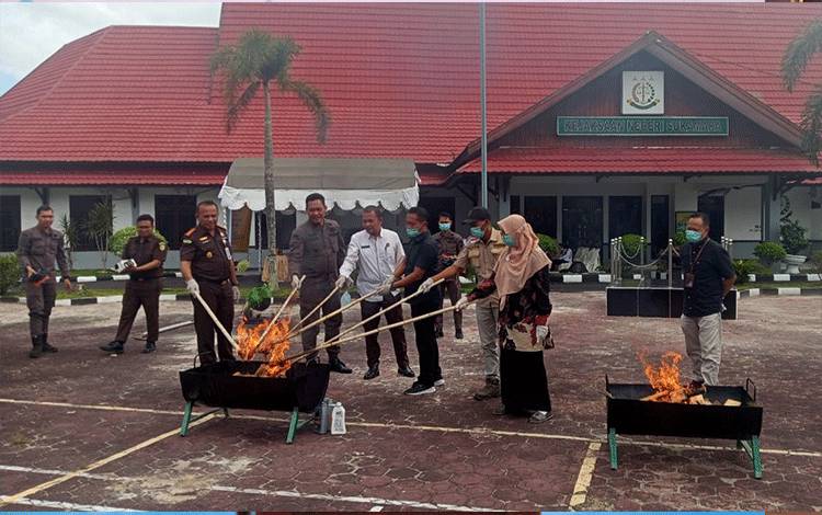 Kejari Sukamara Musnahkan 14 Barang Bukti Tindak Pidana Umum