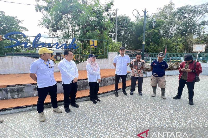 Rombongan Kementerian PUPR mengunjungi Taman Siburik yang memiliki kolam retensi untuk mengatasi banjir di Kampung Amau, Kelurahan Parit, Kecamatan Tanjung Pandan, Kabupaten Belitung, Kepulauan Bangka Belitung, Kamis (26/9/2024). ANTARA/Harianto