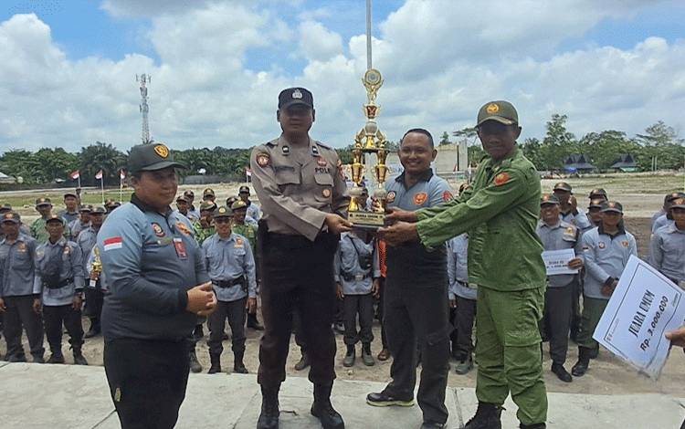 Jambore Satlinmas se-Kobar di Tutup, Kecamatan Pangkalan Banteng Raih Juara Umum