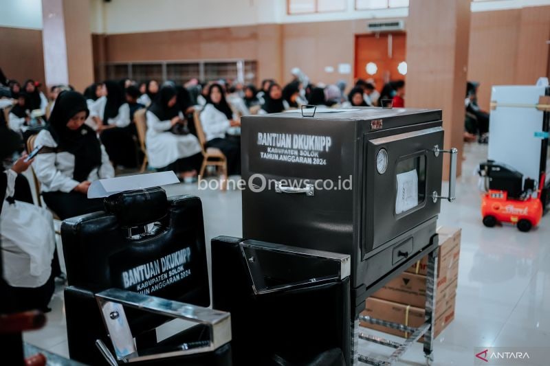Dinas Koperasi UKM Perindustrian dan Perdagangan (DKUKMPP) Kabupaten Solok, Sumbar saat menyerahkan bantuan alat usaha untuk para pelaku UMKM di daerah setempat. ANTARA/HO-Diskominfo Solok.