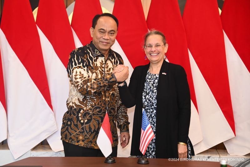 Menteri Komunikasi dan Informatika Budi Arie Setiadi (kiri) berfoto dengan Duta Besar Amerika Serikat untuk Indonesia Kamala Shirin Lakhdhir dalam pertemuan yang digelar di kantor Kementerian Kominfo, Jakarta, Kamis (26/9/2024). (ANTARA/HO-Kemenkominfo)