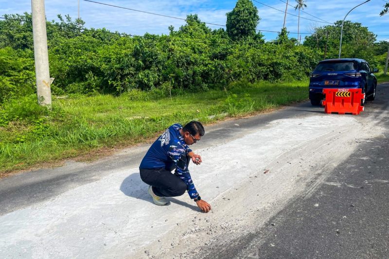 Komandan Lanud RSA Natuna Kolonel Pnb Dedy Iskandar saat memeriksa Jalan Marsda TNI Adi Sucipto (ANTARA/HO-Lanud RSA Natuna)