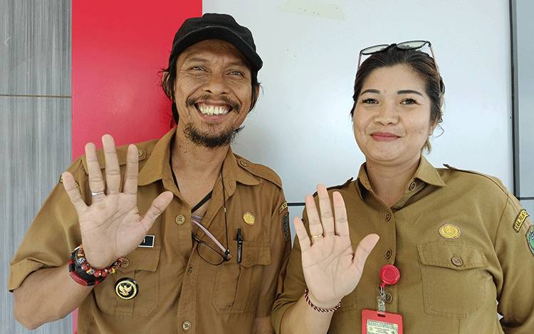 Kepala Desa Hanjak maju Supiani seusai diwawancara. (FOTO: RETHA)?