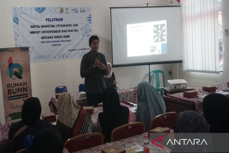 Petugas Dinas Sosial, Pengendalian Penduduk, dan Keluarga Berencana Kota Pekalongan sedang memberikan pengarahan pelatihan ketrampilan pada keluarga penerima manfaat program keluarga harapan di Pekalongan, Kamis (26/9/2024). (ANTARA/Kutnadi)