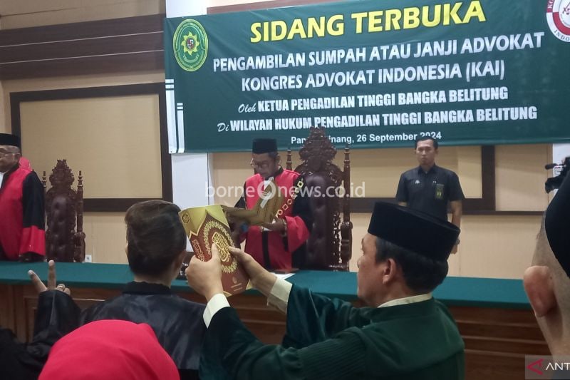 Ketua Pengadilan Tinggi Ambil Sumpah 24 Advokat Baru di Pangkalpinang