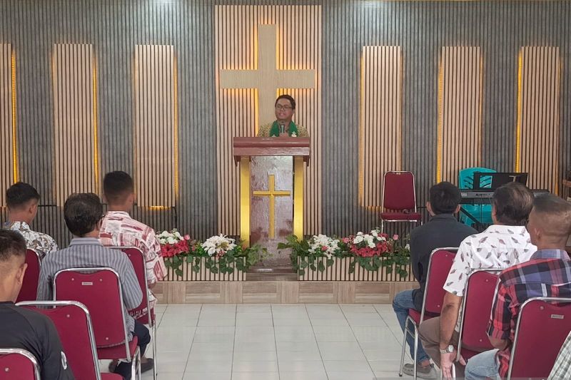 Penyuluh Agama Kristen Kantor Kementerian Agama Kota Bitung Ariandy E Katanggung, di Bitung, Kamis (26/9/2024). ANTARA/HO-Kemenag