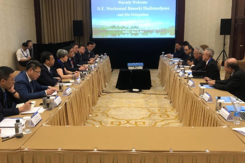 Minister of Public Works and Public Housing (PUPR) Basuki Hadimuljono leads a delegation to China's Nanjing Hydraulic Research Institute (NHRI) to explore cooperation on breakwater and sea dike construction. (ANTARA/HO-PUPR Ministry/rst)