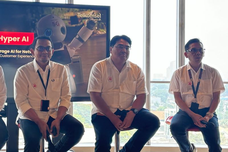 (Dari kiri - kanan) Direktur Network Telkomsel Indra Mardiatna, VP Network and Service Quality Management Wahyudi C. Purnama, dan VP Global Network Operations Galumbang Pasaribu saat ditemui dalam sesi pertemuan media di kawasan Gatot Subroto, Jakarta Selatan, Kamis. (ANTARA/Vinny Shoffa Salma)