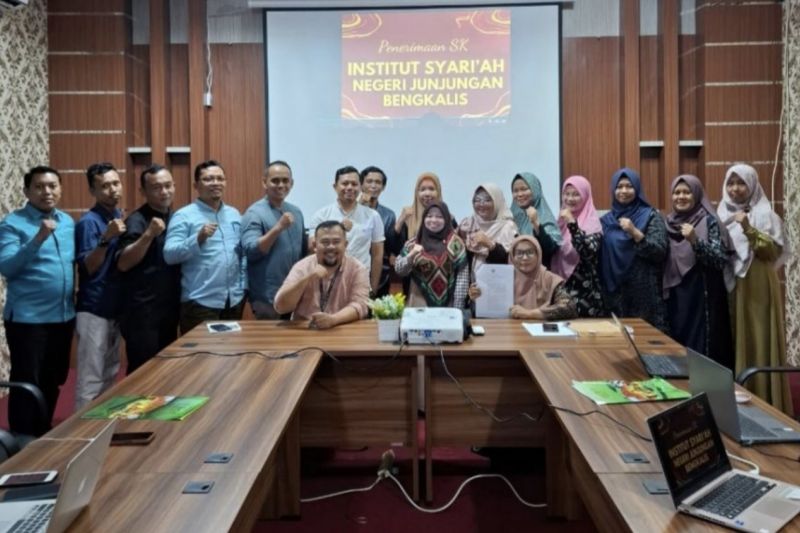 Ketua Yayasan dan Rektor saat perubahan status dari STIE Syariah Bengkalis menjadi Institut Syariah Negeri Junjungan. ANTARA/HO-Diskominfotik Bengkalis