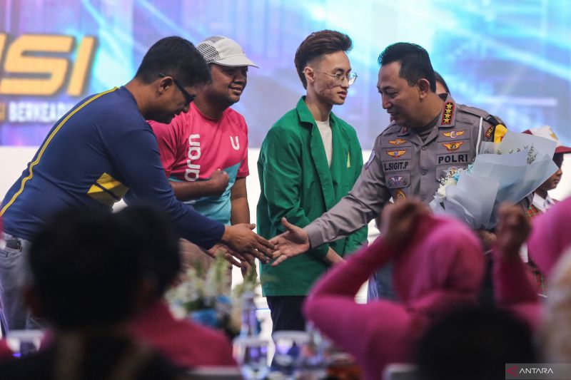Kapolri Jenderal Polisi Listyo Sigit Prabowo (kanan) menyapa perwakilan warga saat syukuran HUT ke-69 Hari Lalu Lintas Bhayangkara di The Tribrata, Jakarta, Kamis (26/9/2024). ANTARA FOTO/Asprilla Dwi Adha/foc