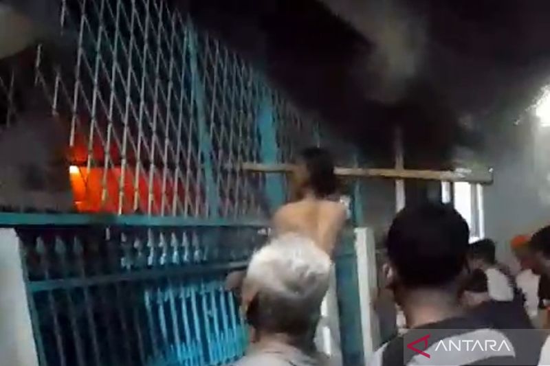 Pria Tewas Terjebak Kebakaran Bangunan Usaha di Jakarta Barat