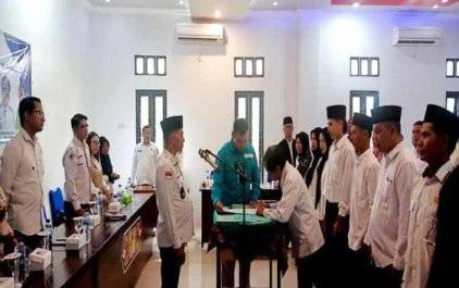 Kepala Desa Lemo I, Nuripansyah saat melantik dan mengambil sumpah dan janji jabatan perangkat Desa Lemo I