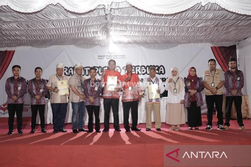 Tiga pasangan peserta Pilkada 2024 foto bersama jajaran KPU Kabupaten Bangka Barat usai pengundian nomor urut yang digelar di halaman Kantor Sekretariat KPU Daerah setempat di Mentok. Antara/ Donatus Dasapurna.