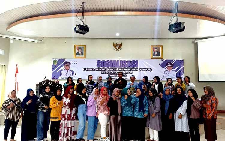Para peserta sosialisasi UMKM Kelurahan lanjas foto bersama Camat Teweh Tengah dan Lurah Lanjas serta pemateri usai pembukaan kegiatan di aula BappedaLitbang, Kamis 26 September 2024.(foto: Dhani)