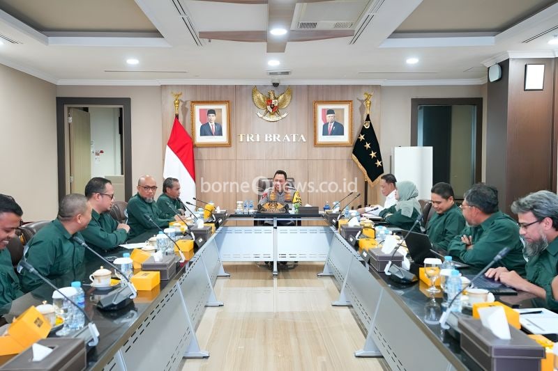 Kapolri Jenderal Pol. Listyo Sigit Prabowo menerima penyampaian laporan kinerja Satgassus Pencegahan Korupsi Tahun 2024 secara langsung oleh Kepala Satgassus (Kasatgassus) Herry Muryanto dan Wakil Kasatgassus Novel Baswedan di Ruang Rapat Tribata Mabes Polri, Jakarta, Kamis (26/9/2024). ANTARA/HO-Divisi Humas Polri