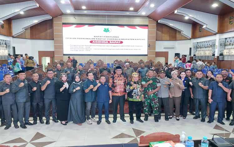 Jajaran DPRD Kapuas bersama Pj Bupati dan unsur Forkopimda seusai Rapat Paripurna, Kamis, 26 September 2024. (FOTO: DODI)