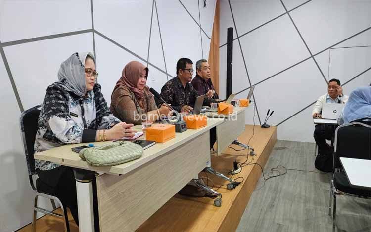 Narasumber kegiatan Pembimbingan Penulisan dan Publikasi Artikel Ilmiah dalam rangkaian kegiatan North Sumatera Research Forum 2024.(FOTO: Dokumentasi Prof Rahmawaty untuk Borneonews)