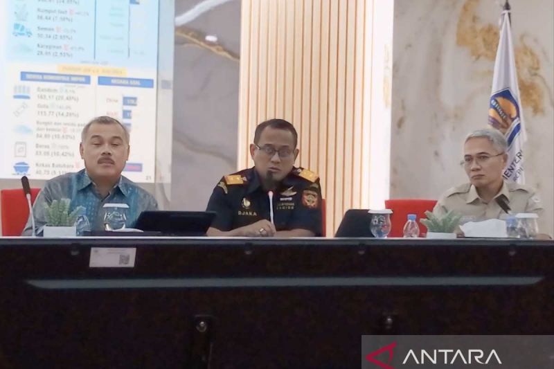 Kepala Kantor Wilayah Direktorat Jenderal Perbendaharaan (DPJb) Sulawesi Selatan Supendi (kiri) saat memaparkan kondisi APBN Kita di Sulsel periode September 2024 di Makassar, Kamis (26/9/2024). ANTARA/Muh Hasanuddin