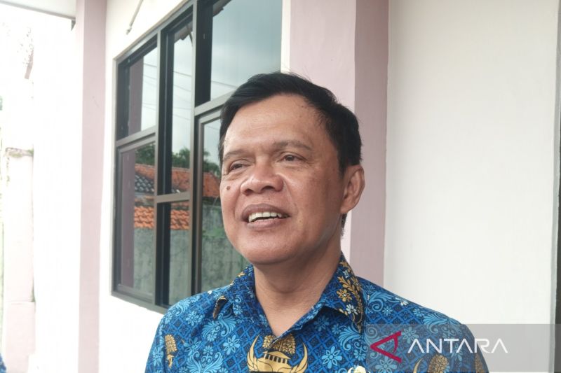 Sekda Kabupaten Cirebon Hilmy Riva'i saat memberikan keterangan di Cirebon, Jawa Barat. (ANTARA/Fathnur Rohman)