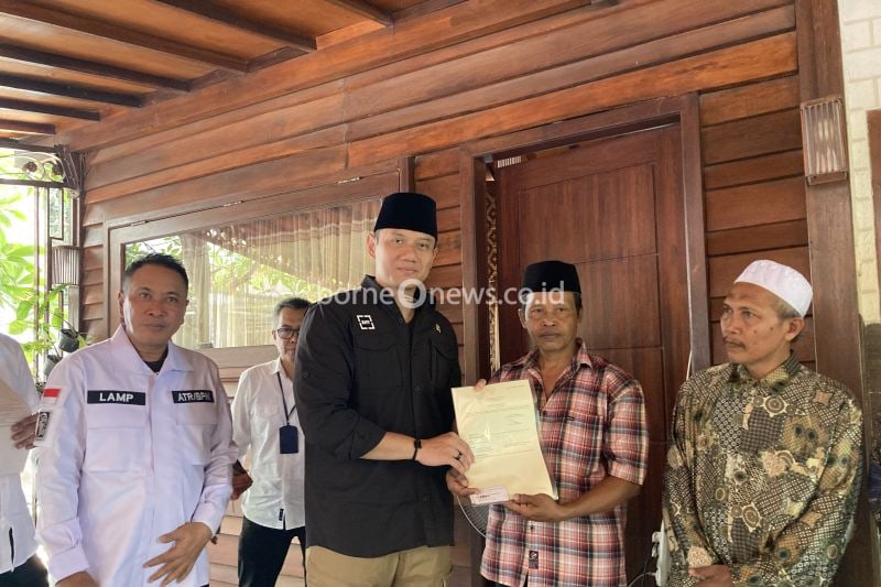 Menteri AHY Serahkan Sertipikat Tanah Elektronik di Pasuruan