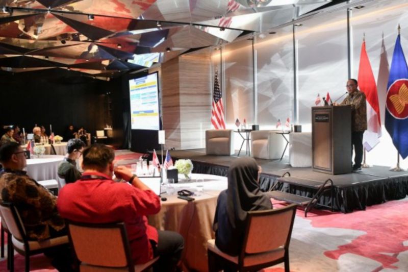 Menteri Komunikasi dan Informatika Budi Arie Setiadi (kanan) memberikan sambutan dalam acara ASEAN Cyber Resilience Forum: AI & Cognitive Warfare in Emerging Cyber Threats di Menteng, Jakarta Pusat, Selasa (24/9/2024). (ANTARA/HO-Kemenkominfo)