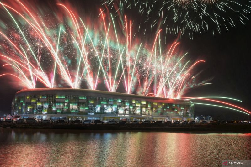 A fireworks display during the closing ceremony of the 2024 Aceh-North Sumatra PON at the North Sumatra Main Stadium, Deli Serdang, North Sumatra, on September 20, 2024. ANTARA FOTO/fransisco carolio/nz