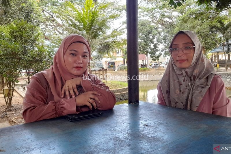 Penasehat hukum dan keluarga korban kasus kekerasan seksual di kampus UNUGO saat datang ke Polda Gorontalo untuk menanyakan perkembangan penanganan kasus, pada Kamis (26/9). (ANTARA/Zulkifli Polimengo)