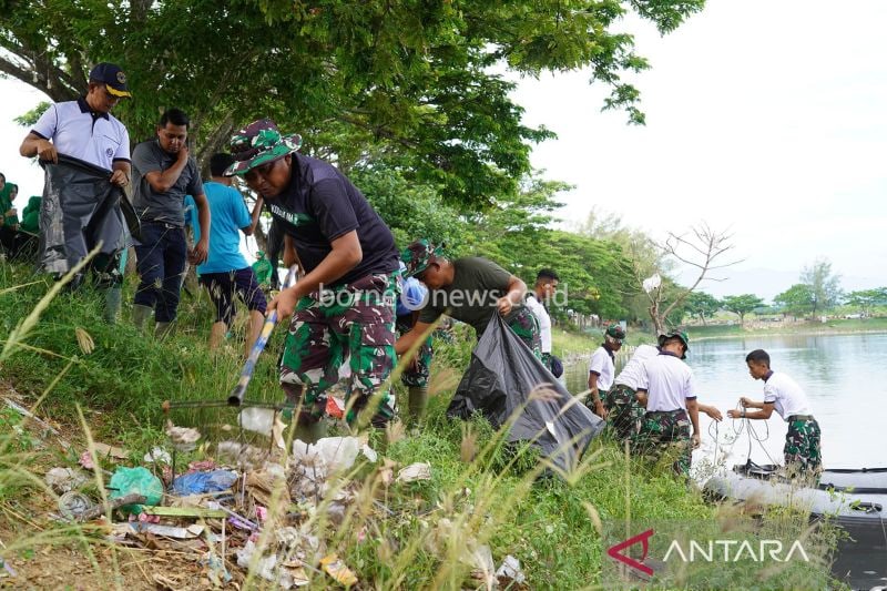 Komandan Korem 011/Lilawangsa Kolonel Inf Ali Imran bersama unsur terkait menggelar aksi karya bakti bersih sampah di Waduk Lhokseumawe, Desa Pusong Lama, Kecamatan Banda Sakti, Kota Lhokseumawe, Kamis (26/9/2024). (ANTARA/HO-Korem Lilawangsa)