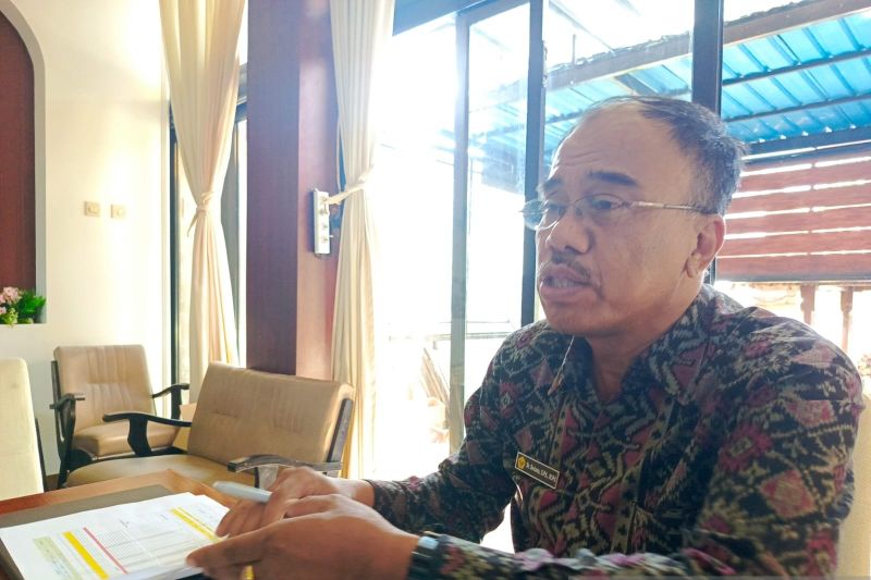 Ketua Dewan Pendidikan Kabupaten Buleleng I Made Sedana memberikan keterangan terkait sekolah-sekolah yang dipimpin pelaksana tugas di Singaraja, Bali, Kamis (26/9/2024). ANTARA/IMBA Purnomo
