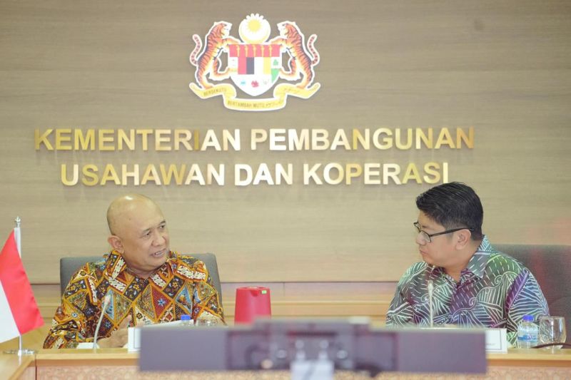 Menteri Koperasi dan UKM Teten Masduki (kiri) berbincang dengan Menteri Pembangunan Usahawan dan Koperasi Malaysia Datuk Ewon Benedick di Putrajaya, Selasa (24/9/2024). (ANTARA/HO-Kemenkop UKM)