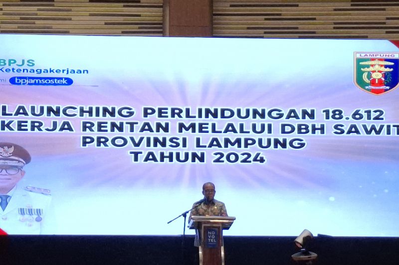 Penjabat Gubernur Lampung Samsudin saat memberi sambutan dalam pemberian jamsostek bagi petani sawit. ANTARA/Ruth Intan Sozometa Kanafi.