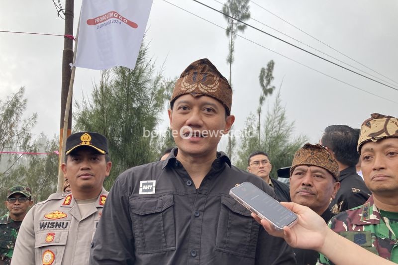 Menteri Agraria dan Tata Ruang (ATR)/Kepala Badan Pertanahan Nasional (BPN) Agus Harimurti Yudhoyono (AHY) saat diwawancara oleh wartawan, di Desa Ngadisari, Kecamatan Sukapura, Kabupaten Probolinggo, Jawa Timur, Kamis (26/9/2024). ANTARA/Imamatul Silfia