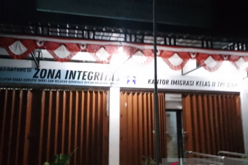Kantor Imigrasi Kelas II TPI Biak depan SD Negeri 1 Kelurahan Fandoi Distrik Biak Kota ANTARA/Muhsidin