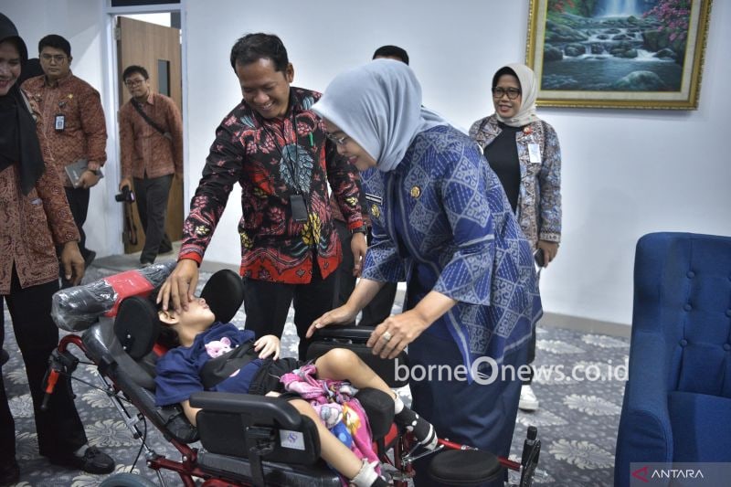 Pj Wali Kota Jambi Sri Purwaningsih didampingi Kepala Sentra Alyatama Hendra Permana menyerahkan bantuan kepada penyandang disabilitas di Kota Jambi, Kamis (26/9/2024). ANTARA/Tuyani