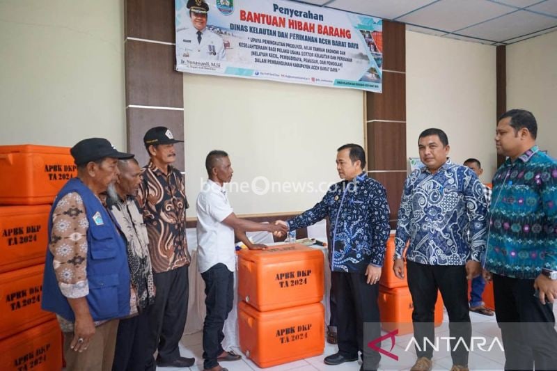 Pemerintah Aceh Barat Daya Salurkan Hibah Fiber Ikan untuk Nelayan